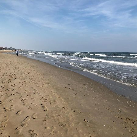 On The Adriatic Beach Tra Venezia Ferrara E Ravenna Sulla Spiaggia Della Riviera Adriatica Llido Degli Estensi Exteriör bild