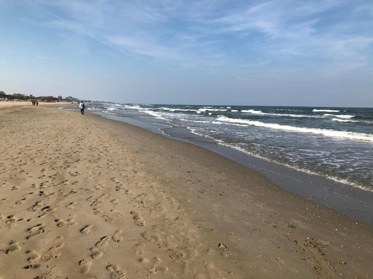 On The Adriatic Beach Tra Venezia Ferrara E Ravenna Sulla Spiaggia Della Riviera Adriatica Llido Degli Estensi Exteriör bild